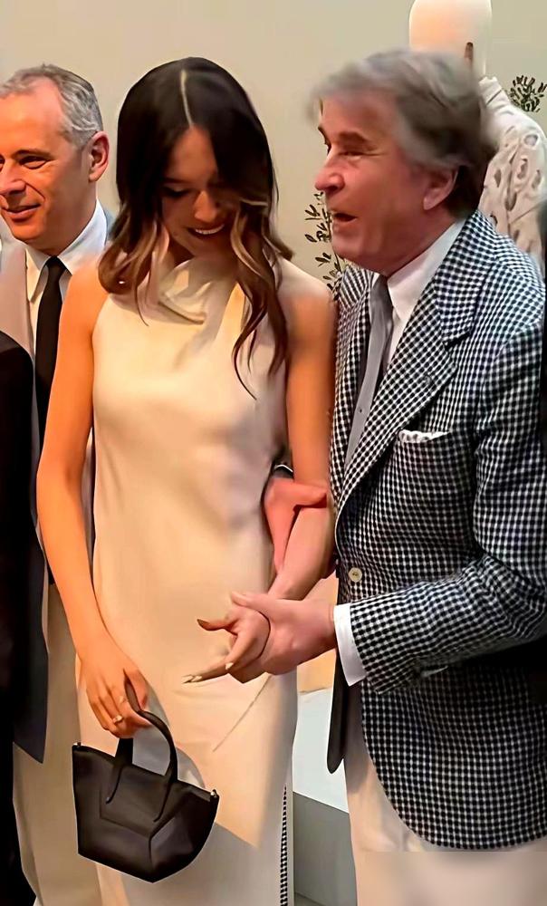 谷爱凌，堂堂奥运冠军，竟然在米兰时装周上，被72岁时尚大佬当众贴身“揩油”？
 