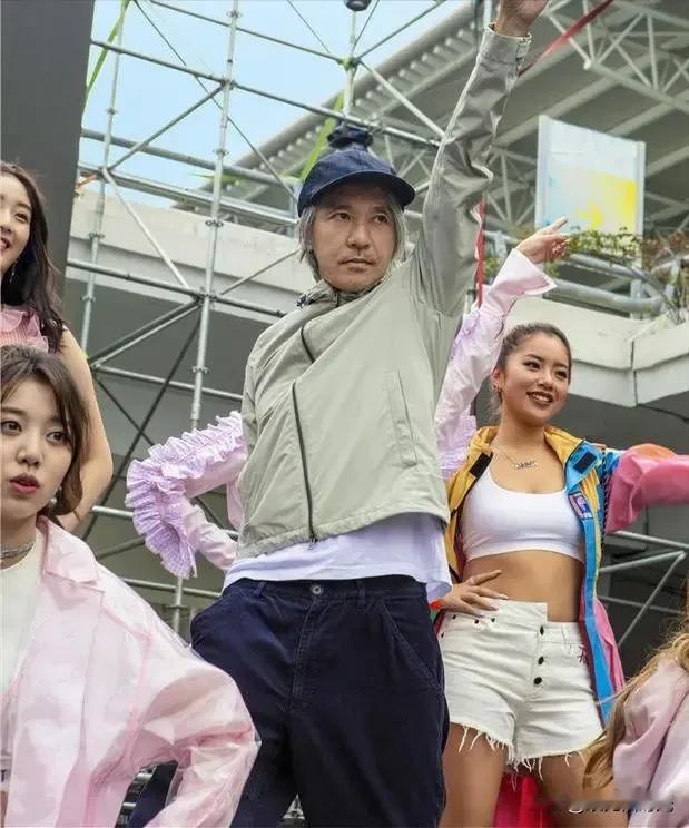 周星驰新电影为啥不能叫《少林女足》？

王晶给出了解释:
20多年前《少林足球》