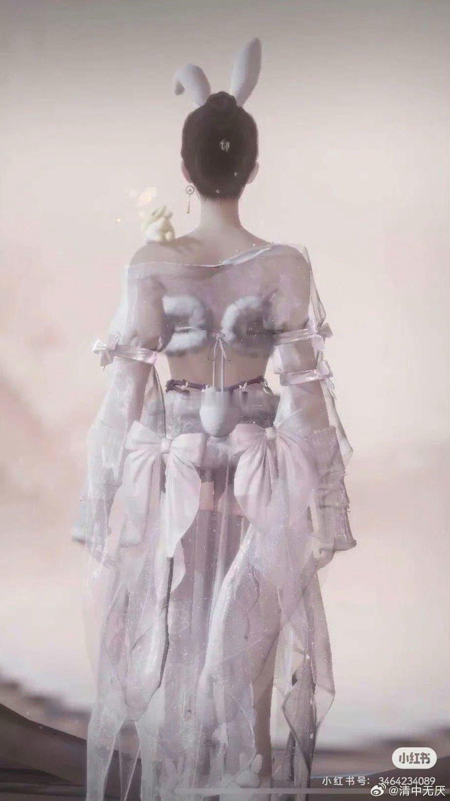 燕云十六声回应被指低俗薄纱遮胸、背部系带裸露，下身透明短裙配撕裂底裤，维多利亚的