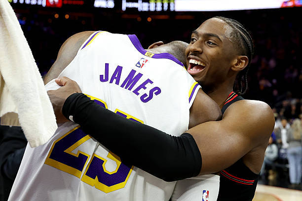 76人后卫马克西今天赛后如此评价詹姆斯：“他确实老的不行了，但他对篮球的热爱是无