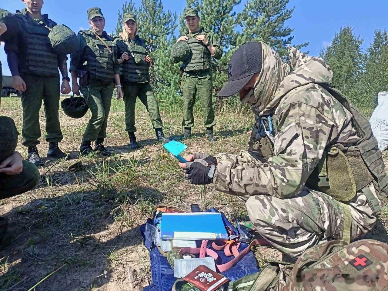 白俄罗斯炮兵在瓦格纳私人军事公司教练的指导下，掌握战术和火力训练的基础知识，包括