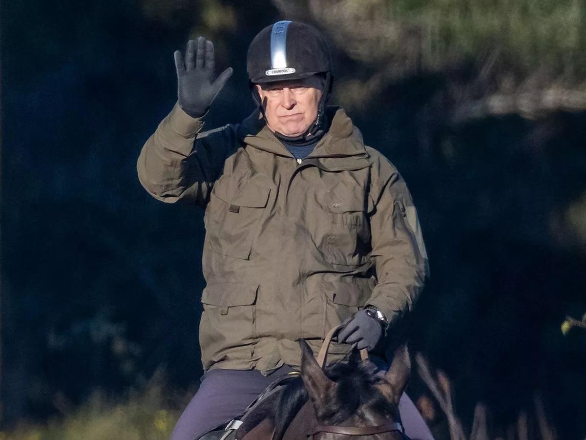 安德鲁在温莎城堡附近骑马时带着一丝微笑，这是在最近的埃普斯顿照片丑闻之后。
前安