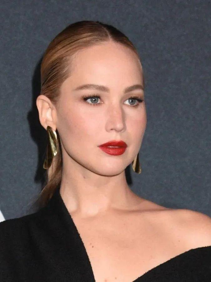 Jennifer Lawrence 最新红毯造型，颜值大回春！
状态比以前好多了