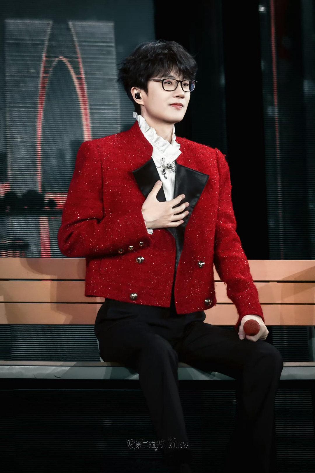 许嵩演唱会看了不烧心许嵩的演唱会真的太懂歌迷了，每首歌都是青春回忆，现场氛围感直