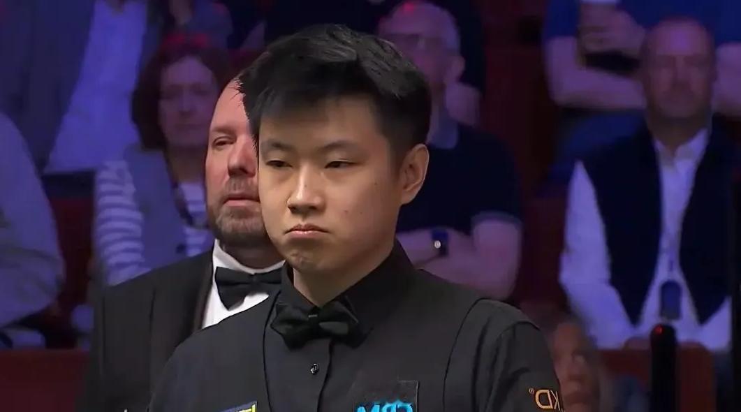 喜忧参半！在昨晚斯诺克世锦赛8进4的捉对厮杀中，赛季一号种子选手、卫冕冠军赵心童