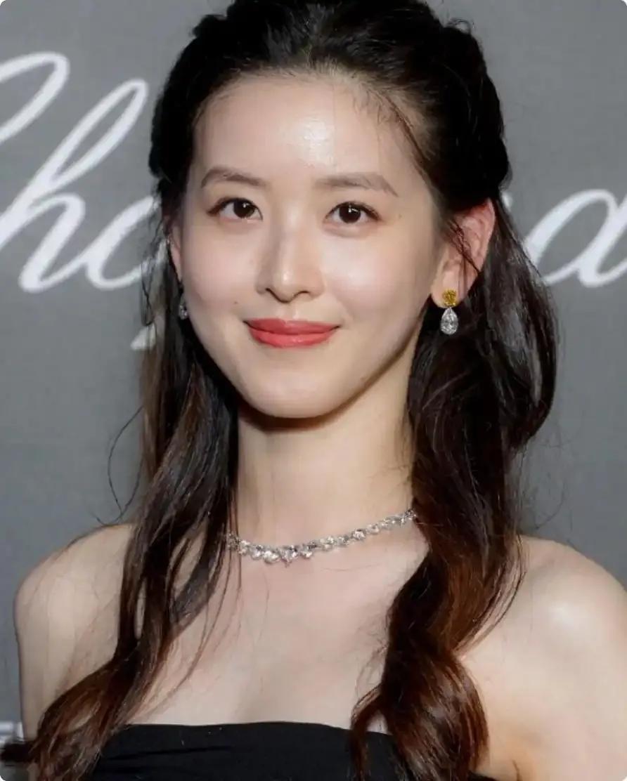 1月12日，京东创始人刘强东夫人，清华大学学霸，奶茶妹妹～章泽天开通个人播客，取