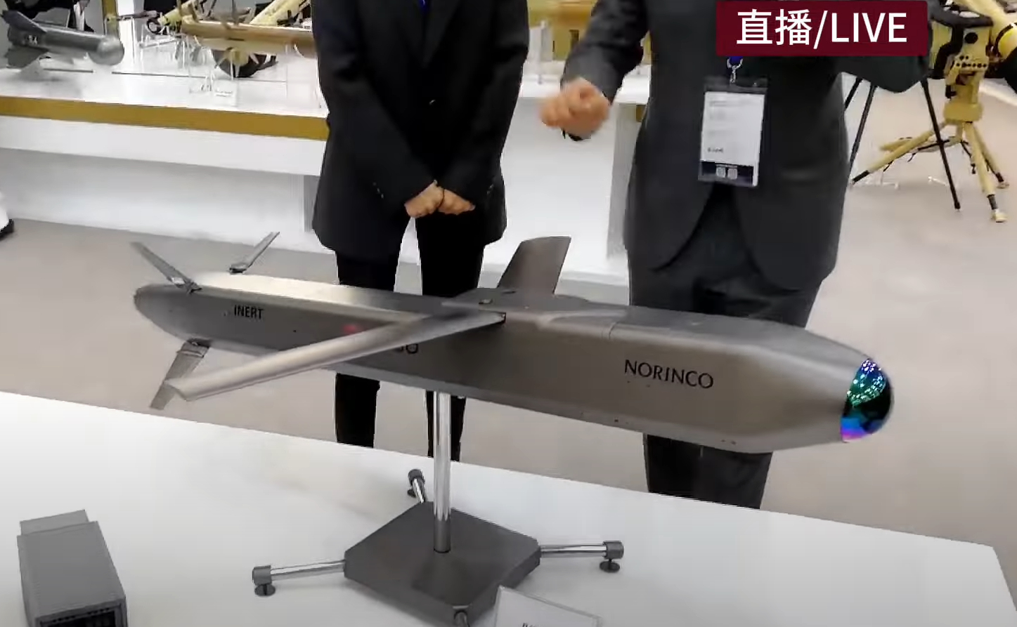 沙特防务展上，我国厂家展示的采用红外成像导引头的飞龙60A大型巡飞弹和CM502
