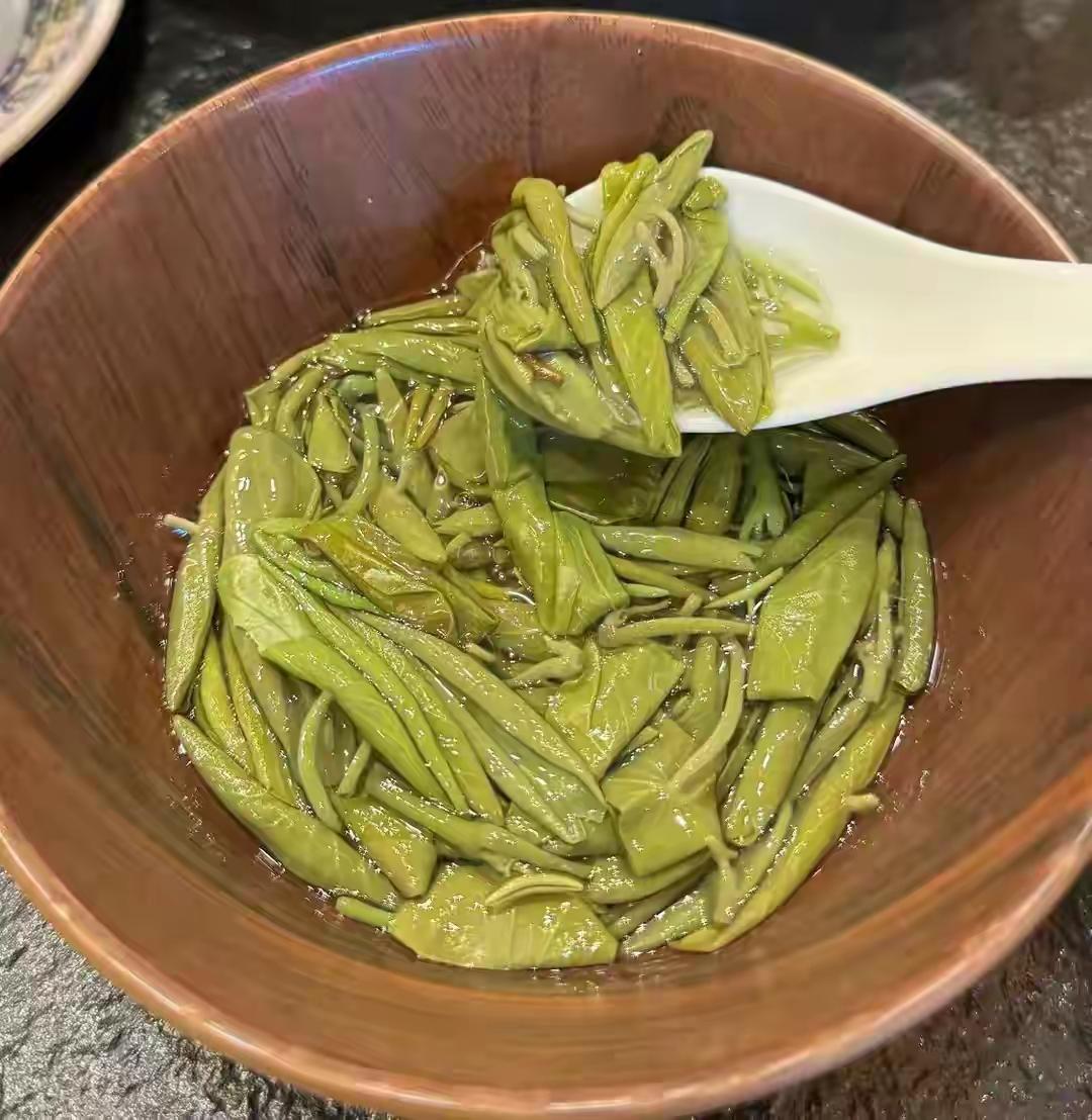 江浙沪地区吃茶叶真有这么回事，我是亲眼见过的。
那是八几年，在苏州旅游，在公园里
