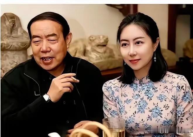 一个是有个好父亲，一个是有个好母亲，好父母曾经成就了她们，也曾给她们带来无比的光