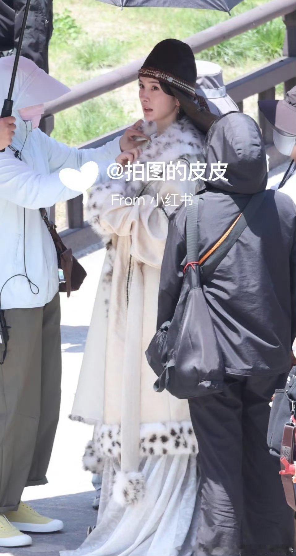 这个毛皮和帽子质感就一般了 