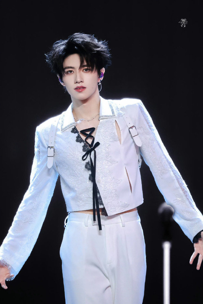 朱志鑫舞台神图 朱志鑫神性 朱志鑫舞台神图，朱志鑫神性一幕来啦，这个白色西装和后