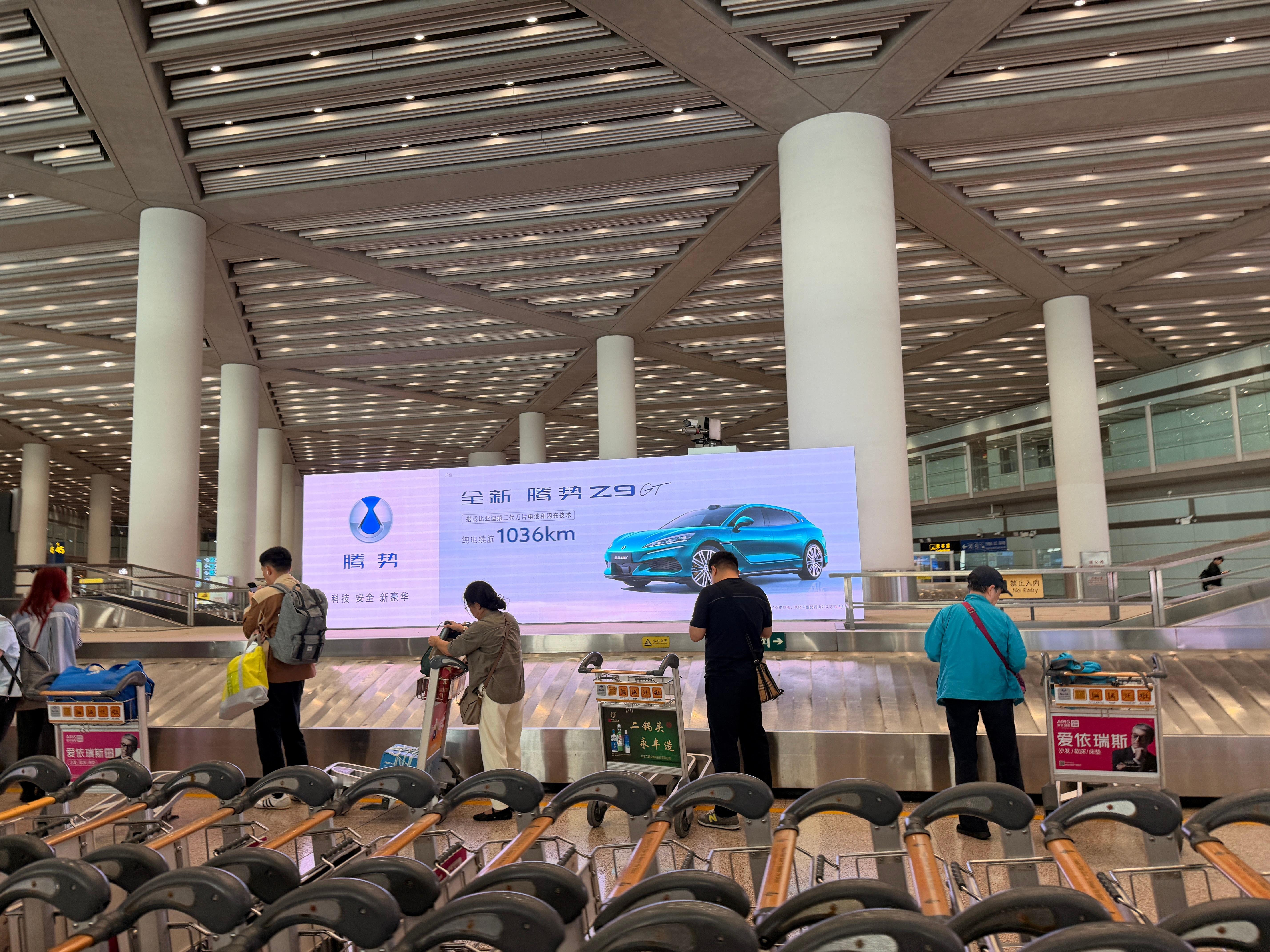 刚落地北京，突然看到全新腾势Z9GT的机场海报。太雅了。 北京·首都机场T3航站