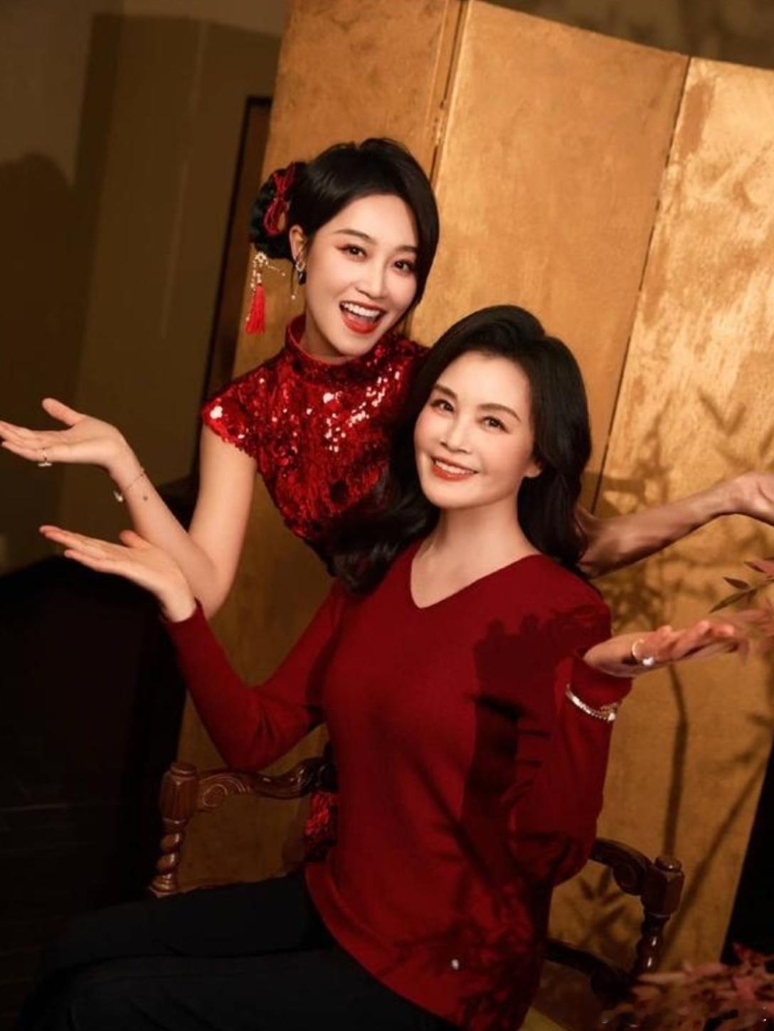 蓝盈莹要求工作群消息尽量秒回蓝妹妹从甄嬛传走出来，到现在的成长有目共睹。所以，背