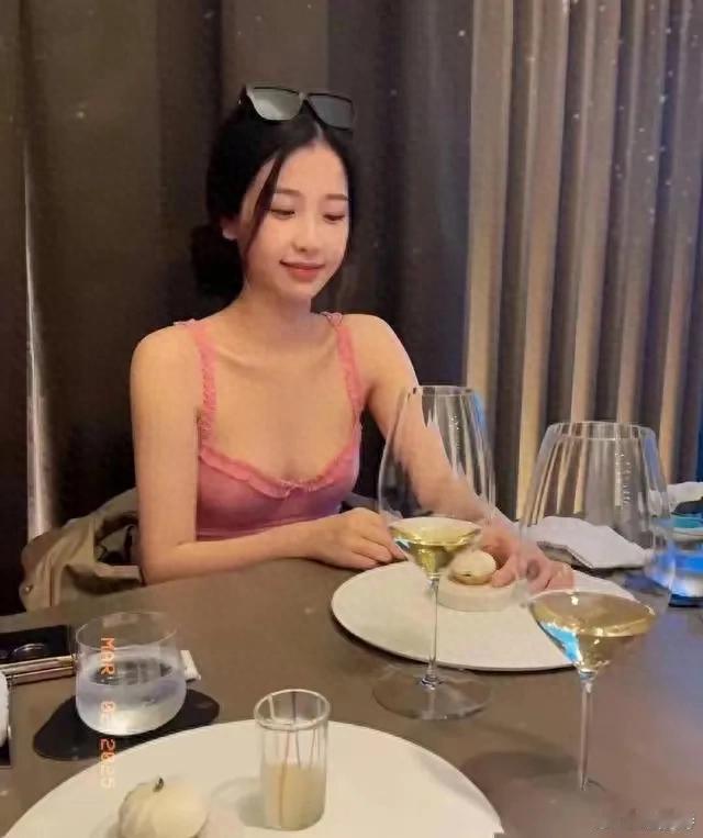 虞书欣以“北极巨兔”形象出圈，其写真展现的身材比例与独特气质令人赞叹。她不仅拥有