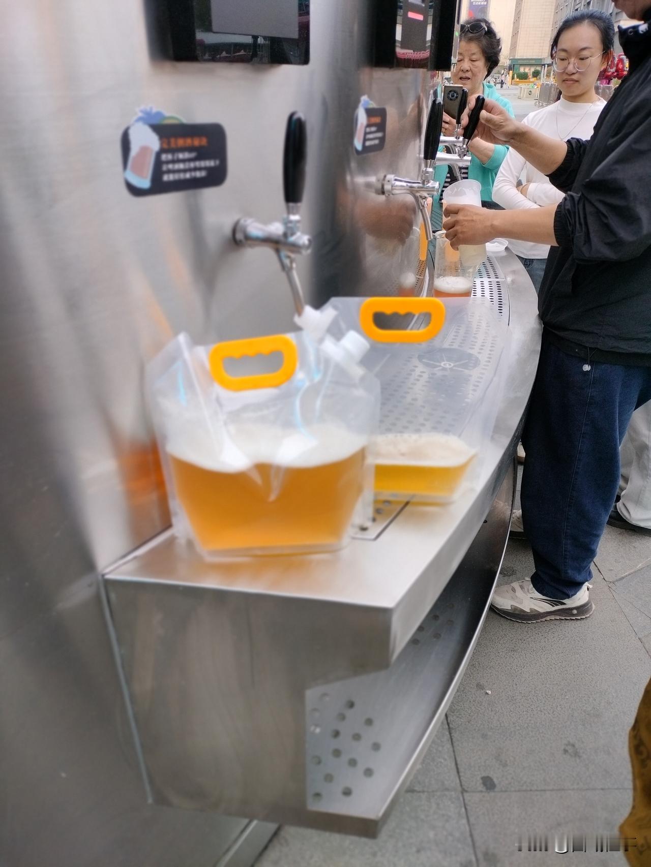 大明湖一圈儿，哪里有好的啤酒摊儿？或者适合喝啤酒的小菜馆？一个人也没法儿吃大菜呀