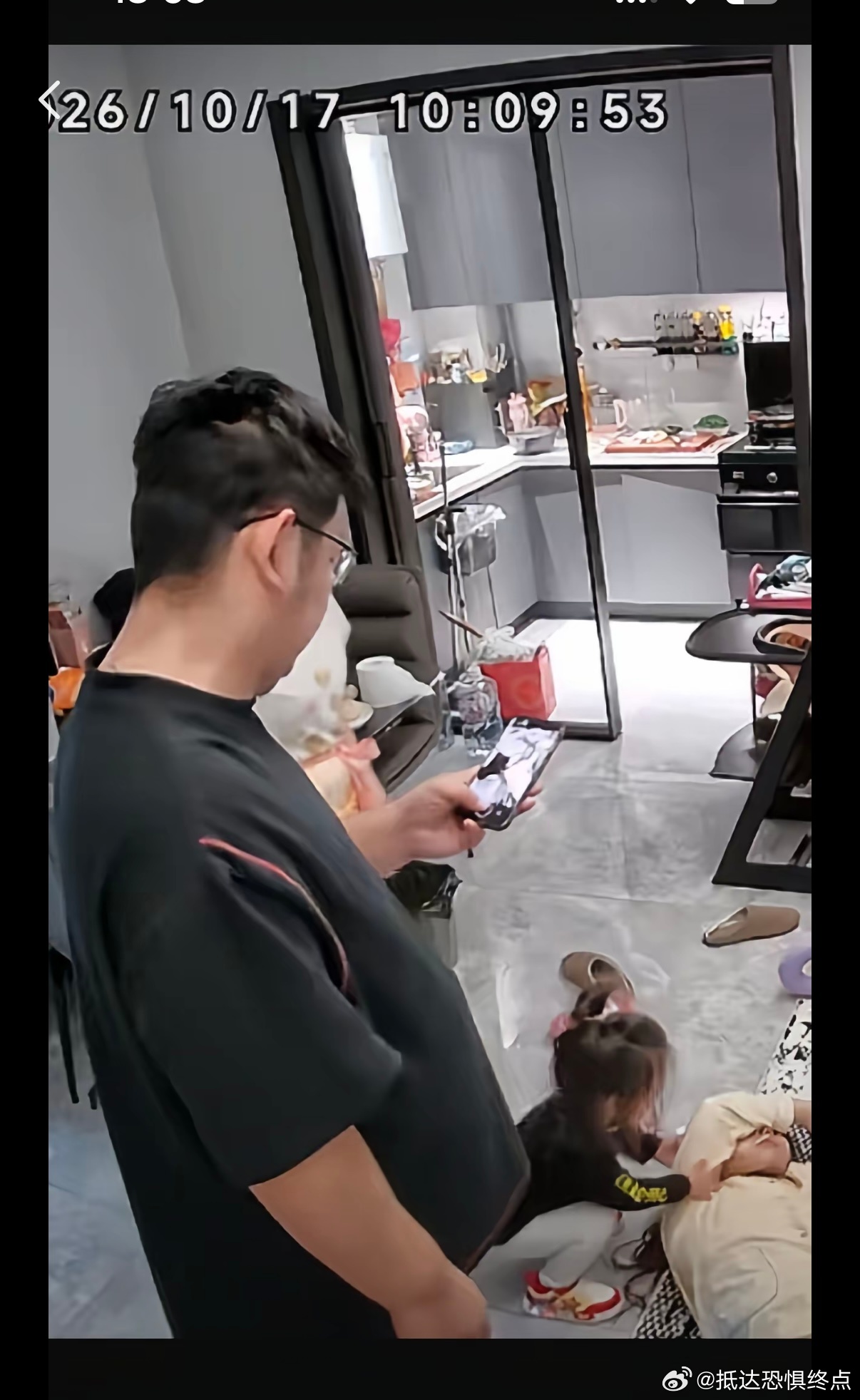 原视频就是一个宝妈突然晕倒了 然后月嫂看见了很着急 一直叫宝爸宝爸 然而呢那个宝