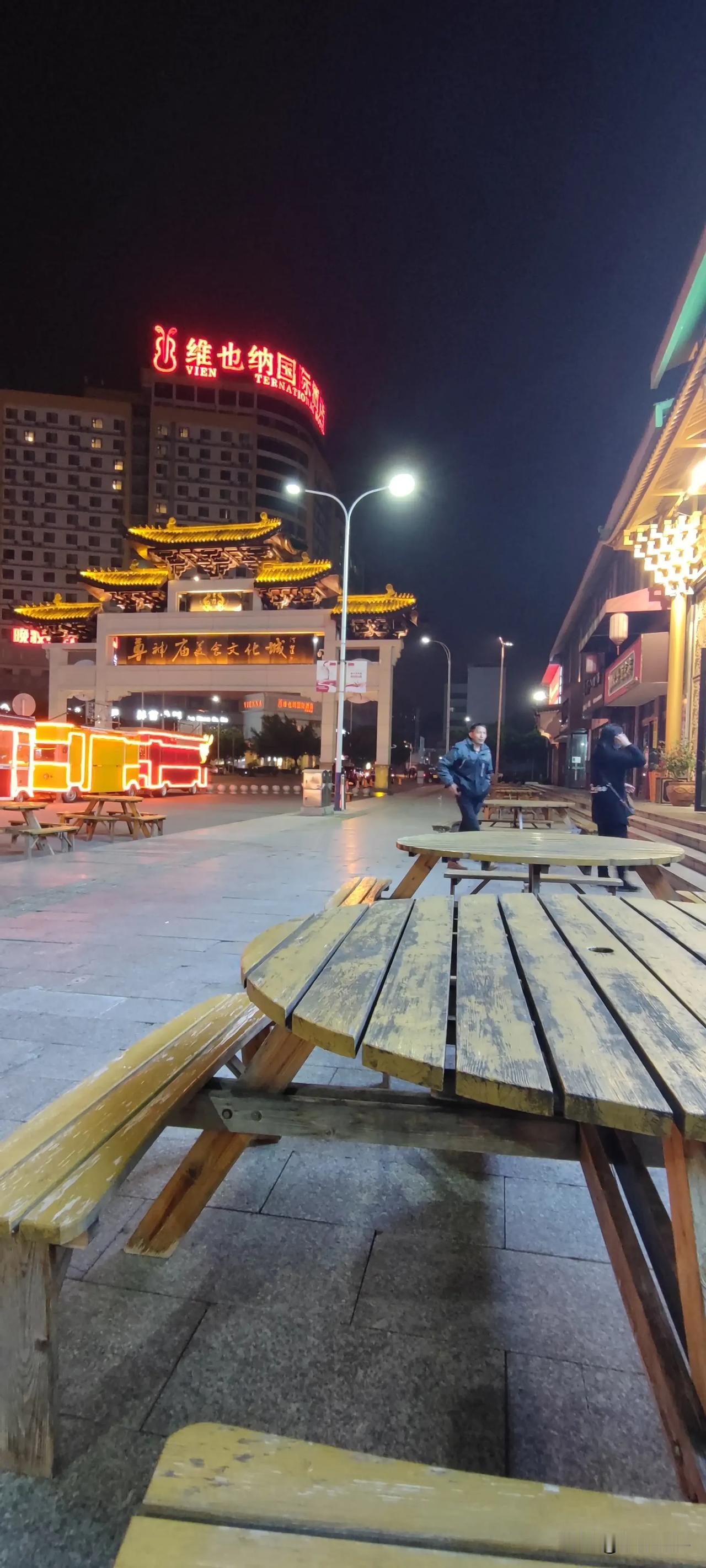 晚上10点半，桂林的尊神庙夜市，冷冷清清！
