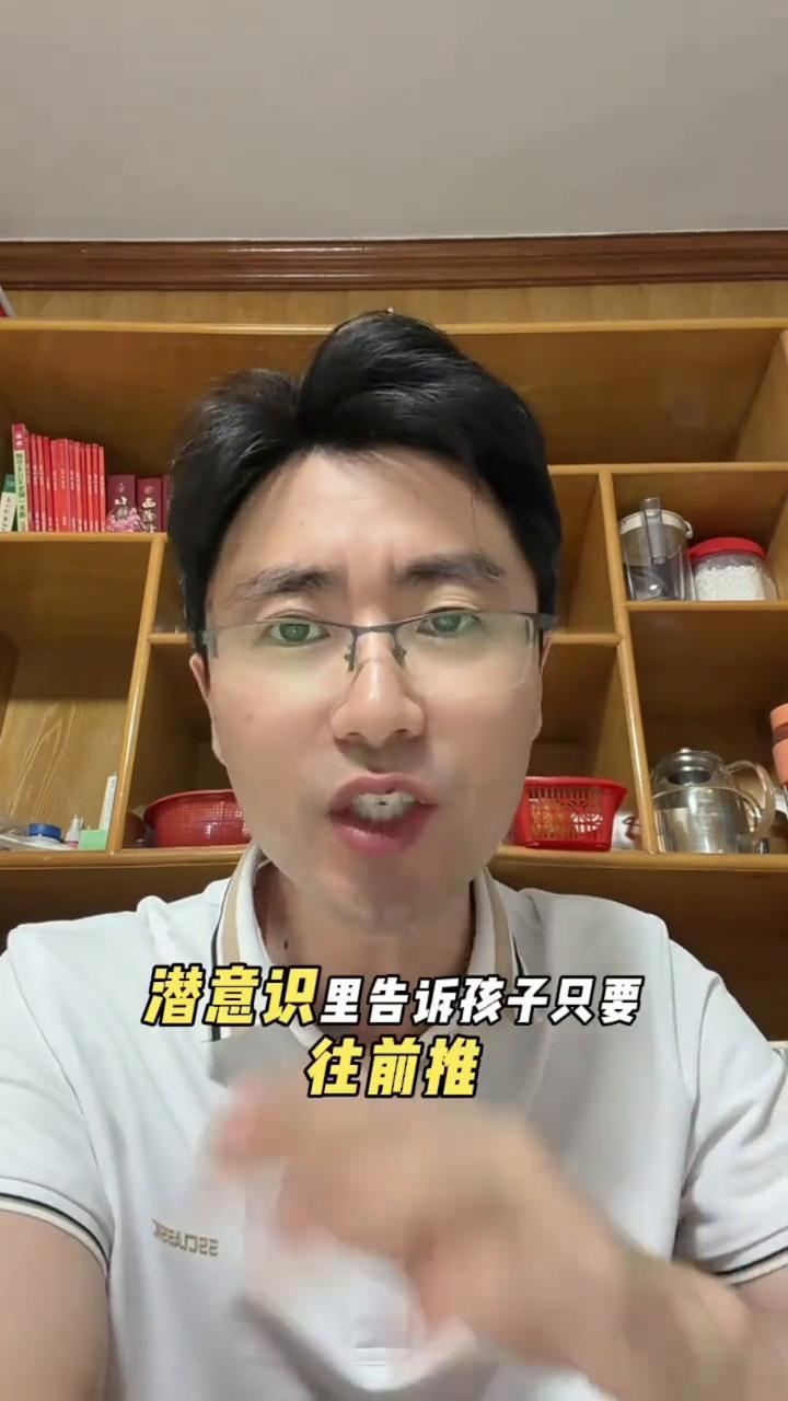 学步车。
最近一个传了三代的学步车火了，一起看。爷爷做给爸爸小时候用的，现在传给