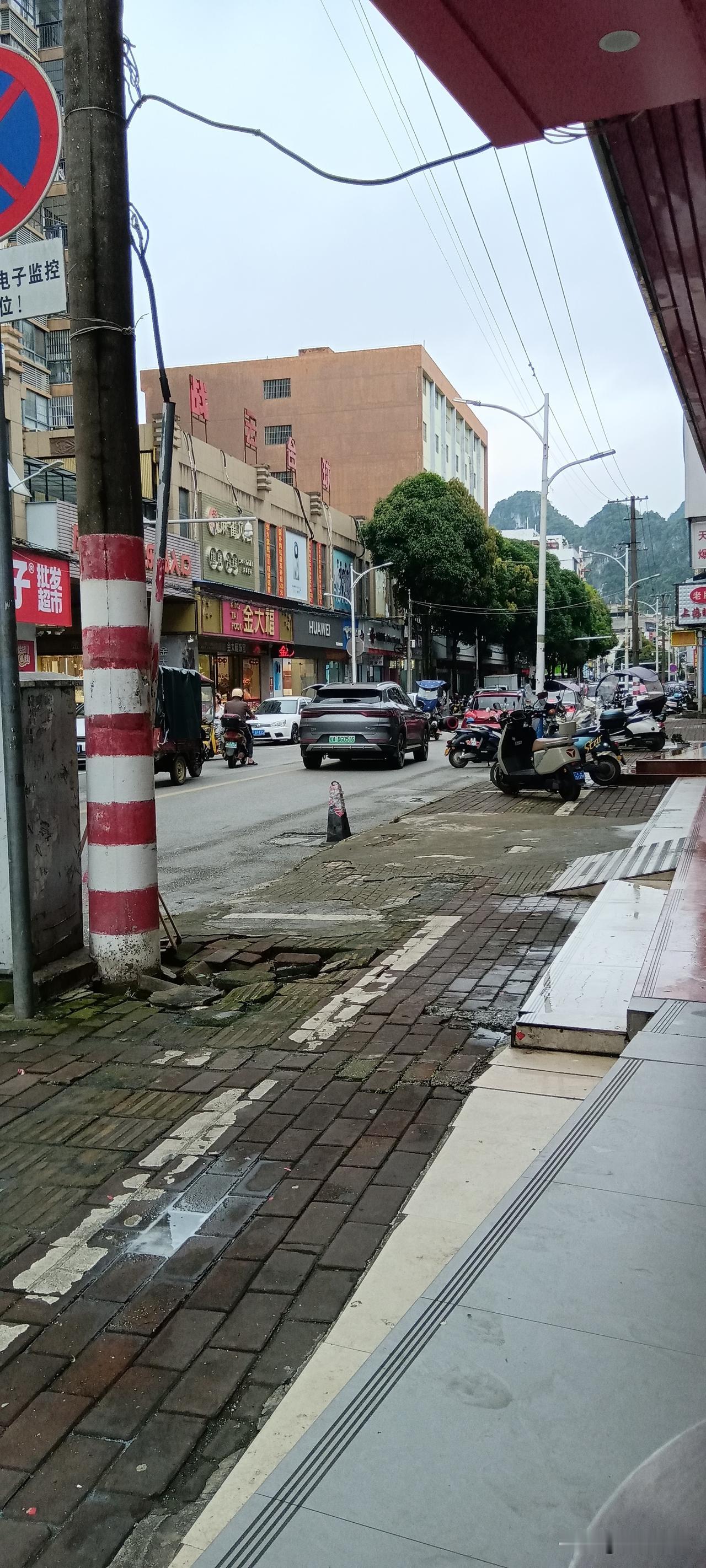 昨天遇到一位老爷爷，特别暖心地跟我说：现在年轻当家，门神要进背胶的，普通的少进，