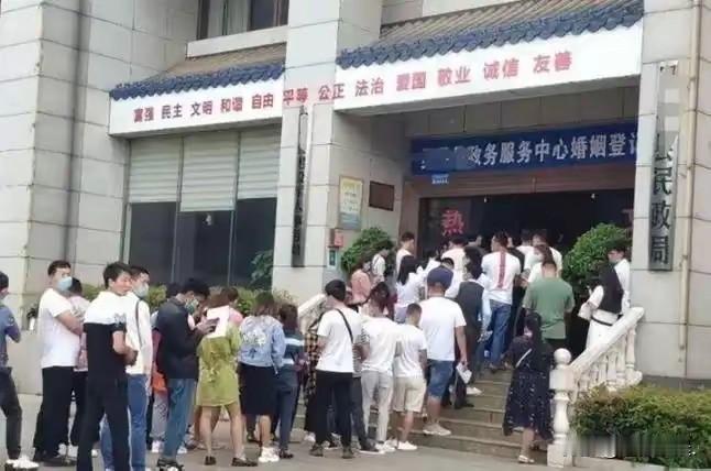 离婚率飙升怪感情淡？真相是：没底气，谁敢硬撑！

别再把离婚率高，简单归咎于“人