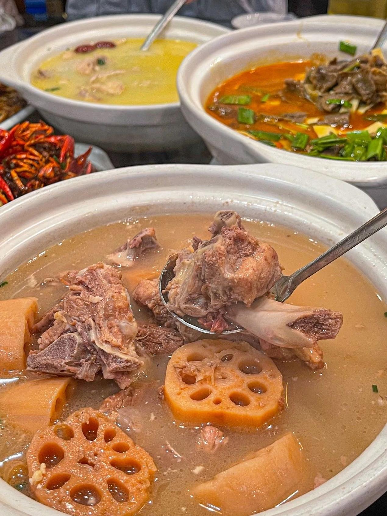 晒图笔记大赛今日美食快乐被这锅湖北莲藕排骨汤焊死了！粉糯的洪湖藕吸满了筒骨的鲜香
