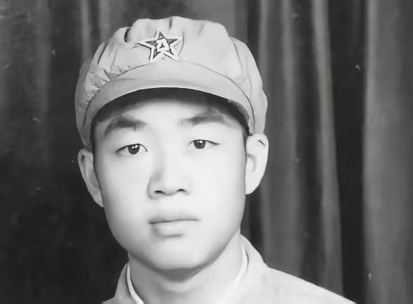 1951年，志愿军一个15岁的新兵在擦火炮时，心血来潮，对着对方阵地上的一个绿影