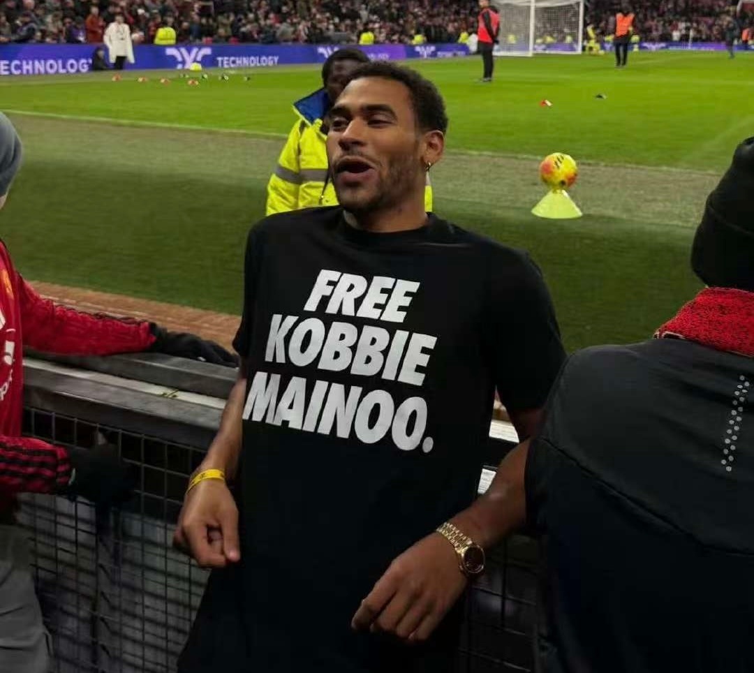 梅努这一年的表现，都不如他哥这一场精彩特意穿着“放了梅努”的衣服，特意站在大家都