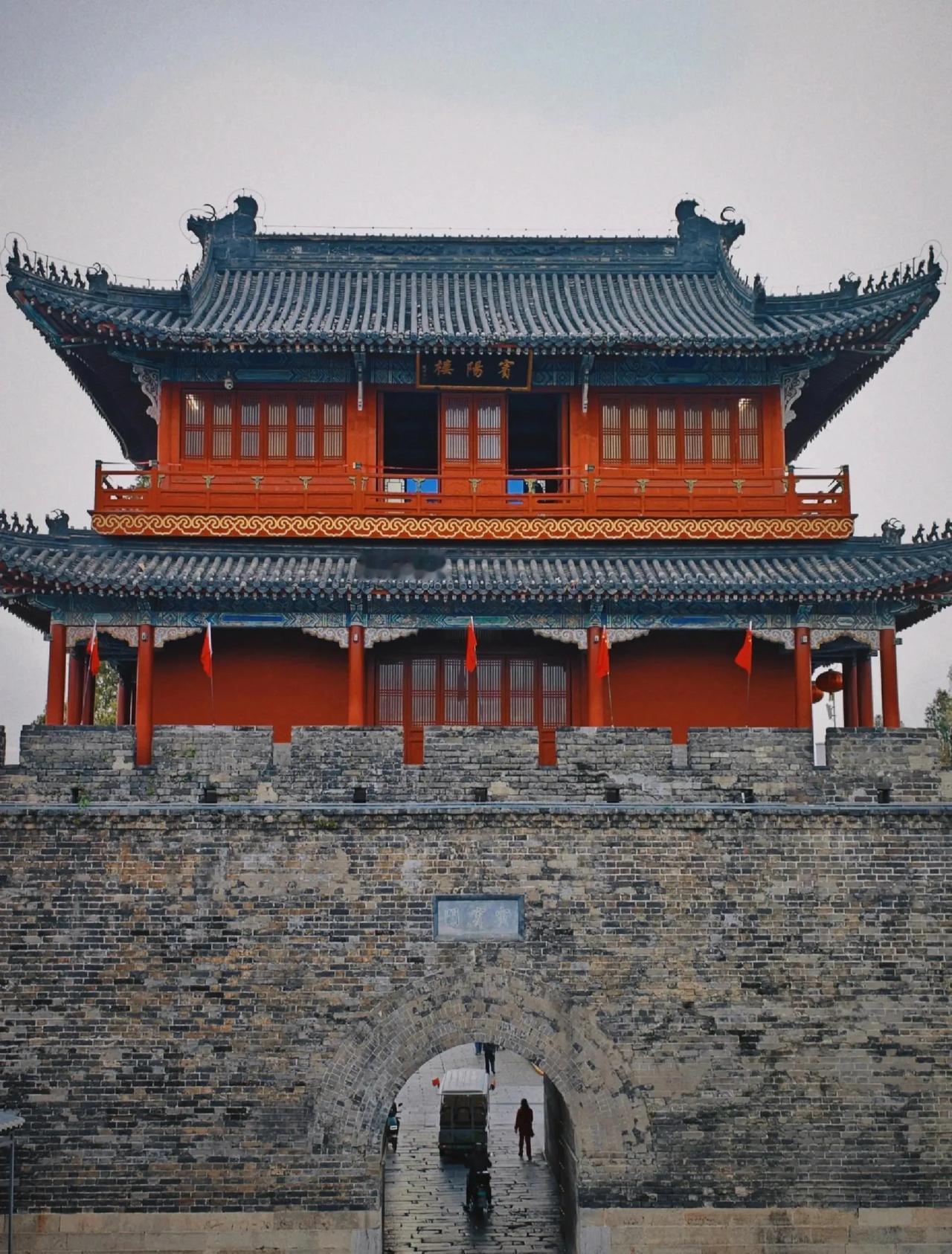 湖北、荆州古城；
   荆州古城，位于湖北省荆州市荆州区张居正街2号，呈不规则椭