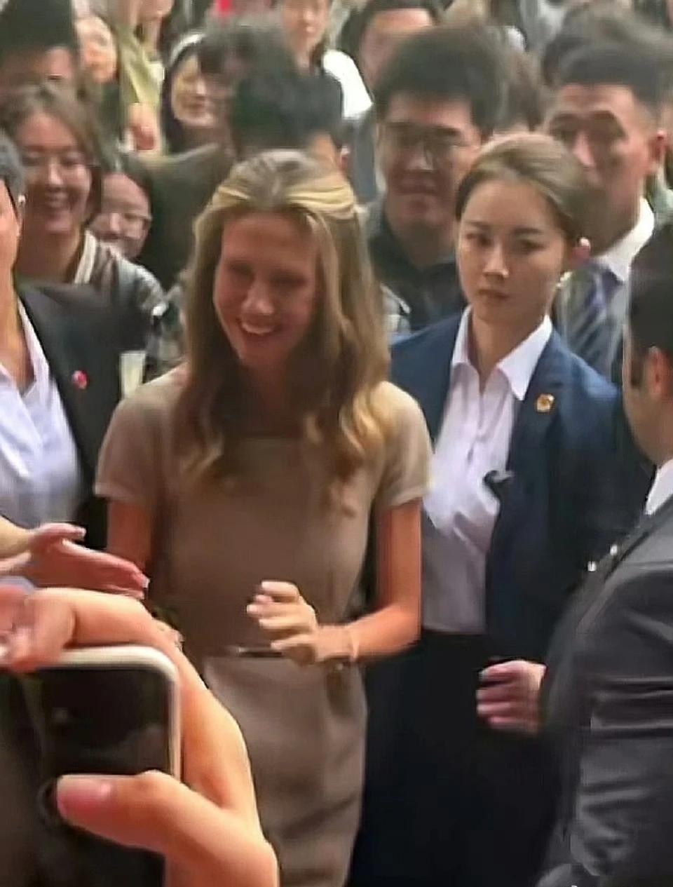 第一夫人身边的女保镖圈粉了。
眼神犀利，又美又飒！
看起来就是天然美女，高颜值，