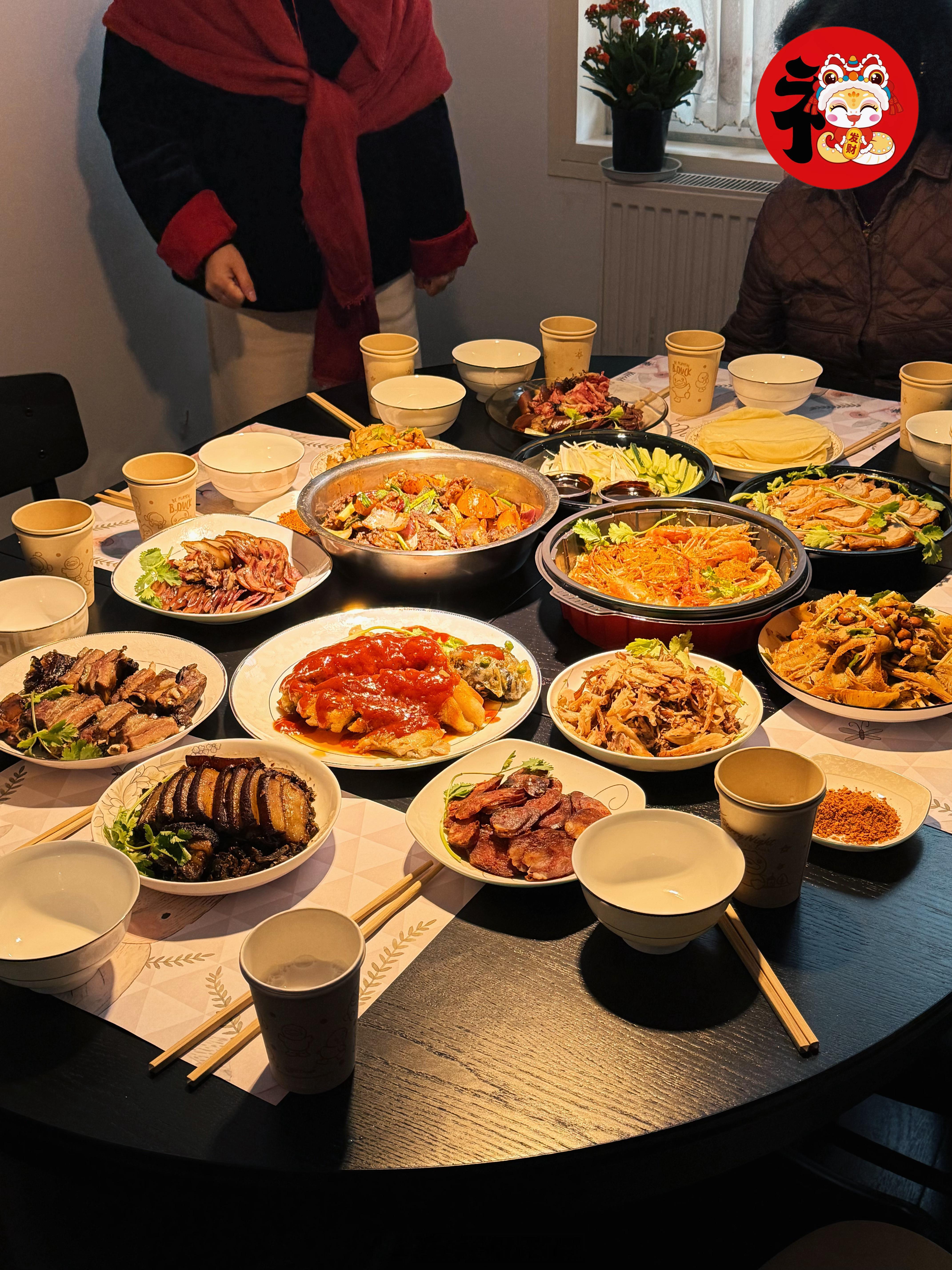 今年除夕成都阳光很好 晒晒年午饭和红包 奶奶家的小狗正好是今天的生日 给它买了奶