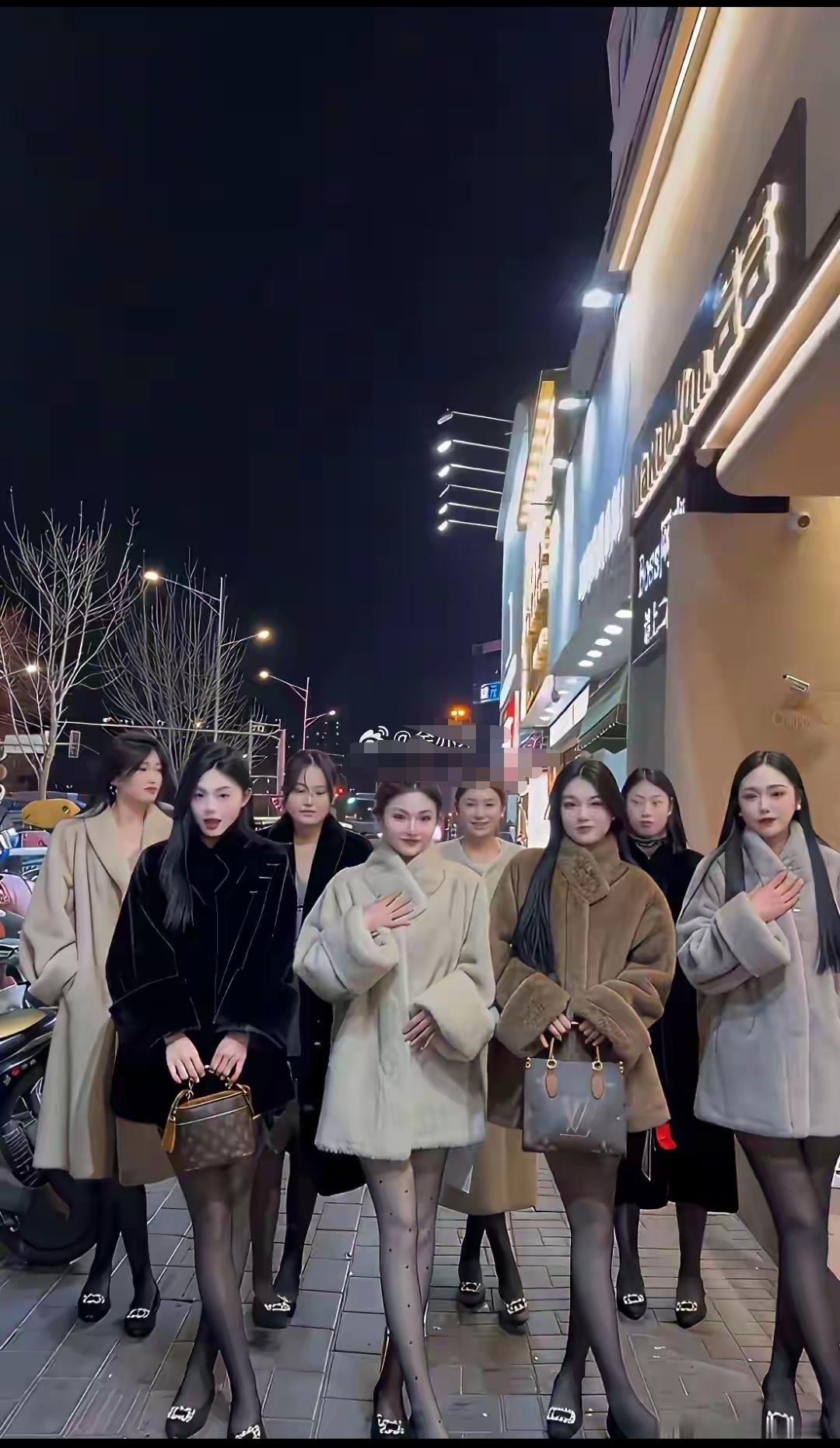 哈尔滨中央大街零下几度姐妹们穿丝袜逛街，真是美丽动（冻）人啊[笑哭] ​​！