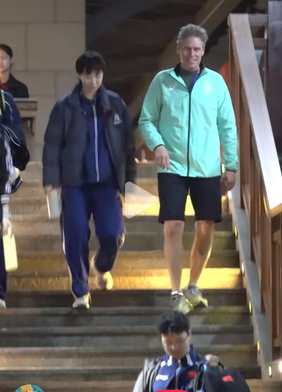 海口亚洲杯王曼昱赛后和佩尔森交流中
王曼昱与佩尔森有当年T2的缘分，
佩尔森在2