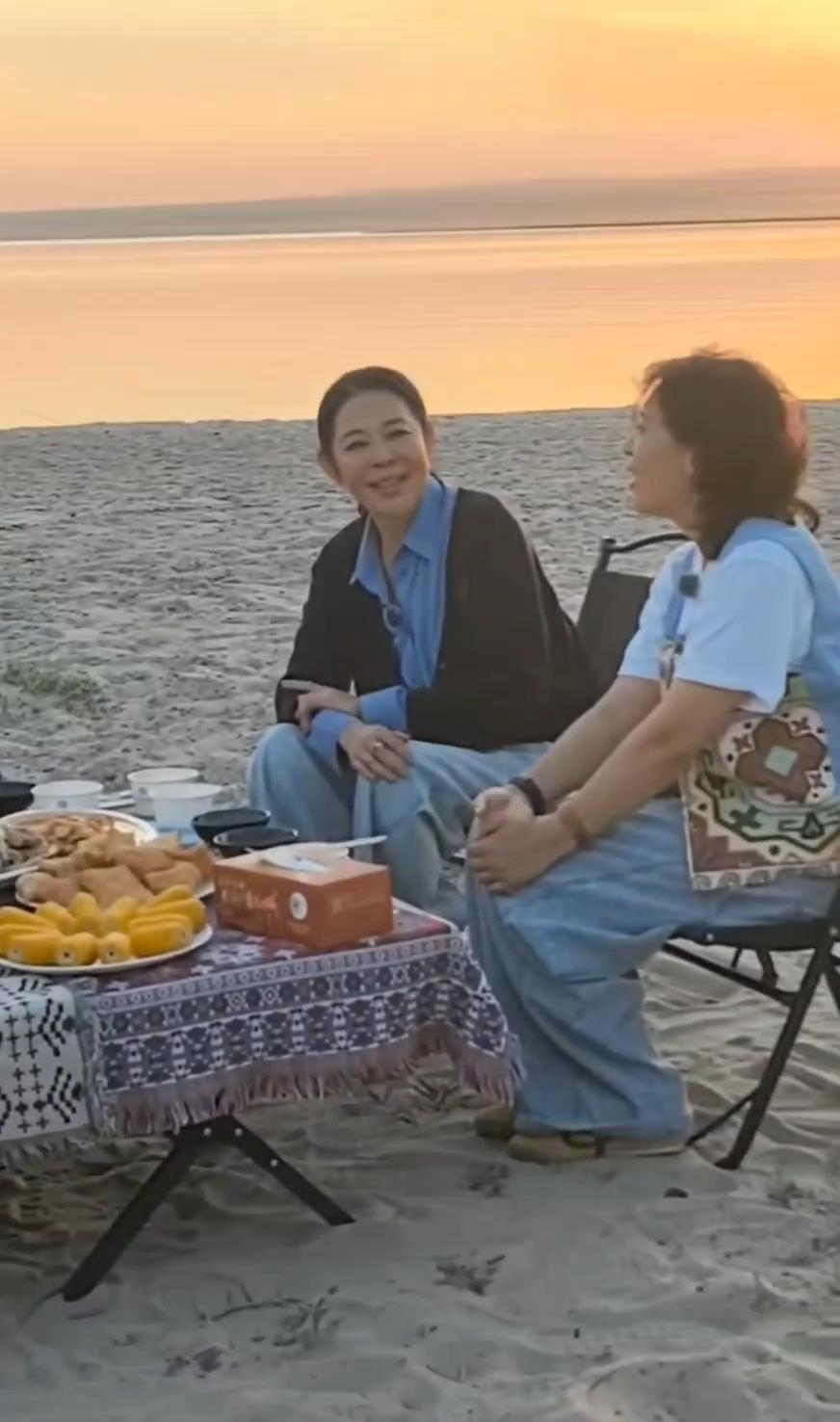 倪萍大姐和大长脸他们几个，一边坐在乌伦古湖边，欣赏着戈壁大海的美景，一边听着冬不