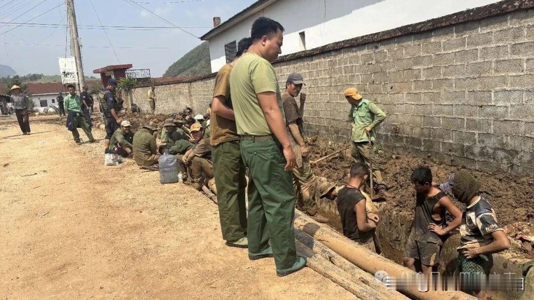 缅军战俘还在果敢地区修路呢！

从2023年的1027会战开始，果敢同盟军就俘虏