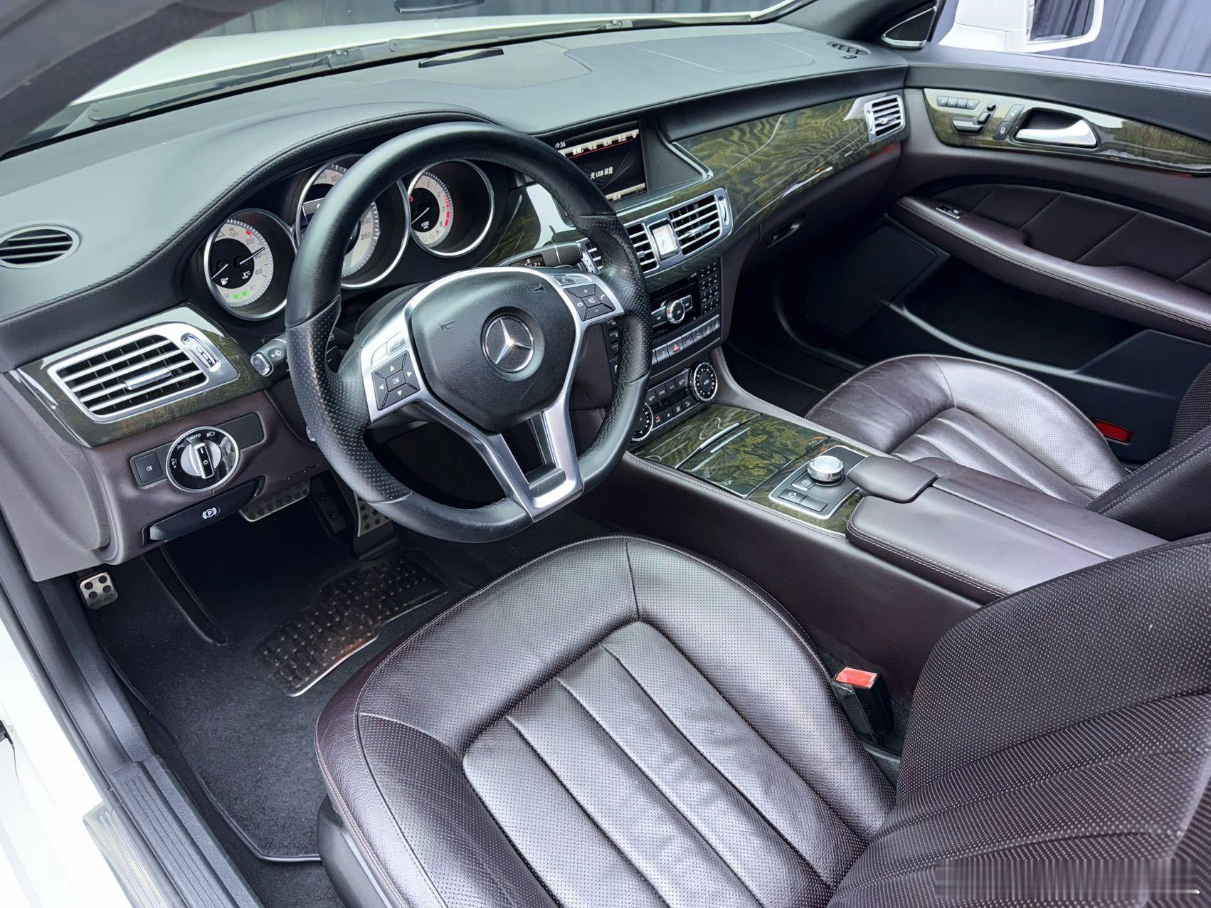 奔驰cls350猎装版，14年落户、3.5V6，白色改哑灰，紫色内饰，哈曼卡顿，
