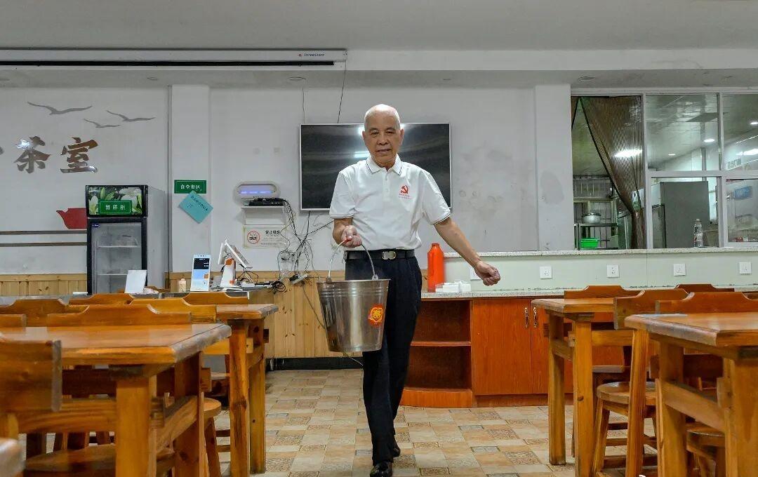 【杭州这个凉茶摊第25年出摊 】 追光的你2002年，桐庐有5位老党员凑钱、搬出