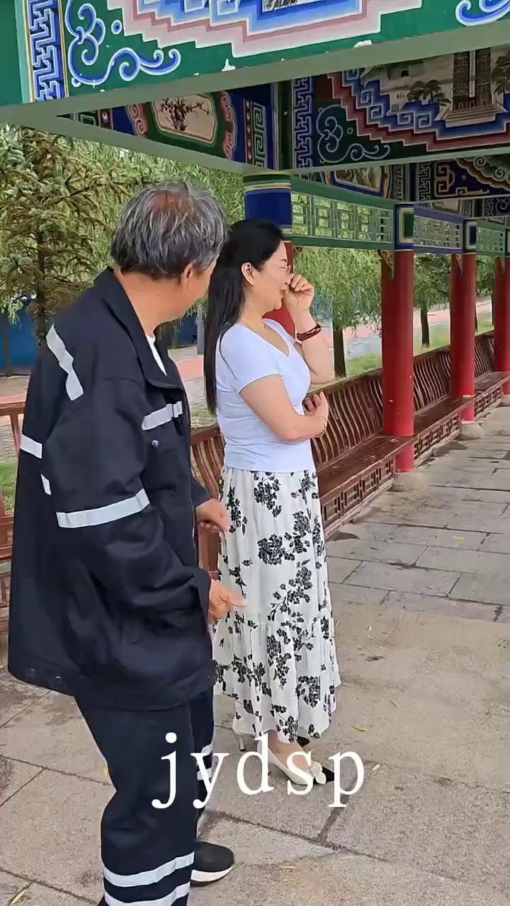 你别笑。