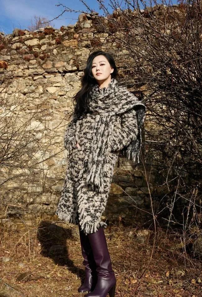 被61岁章小蕙的穿搭狠狠拿捏了！
 
她的流苏粗花呢大衣+同系列围巾，再配上一双