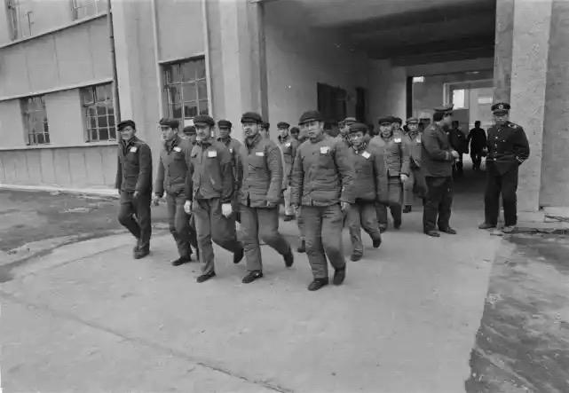 八十年代劳改犯能在社会上参加劳动改造。

南阳市的老一代人还记得不记得八十年代那