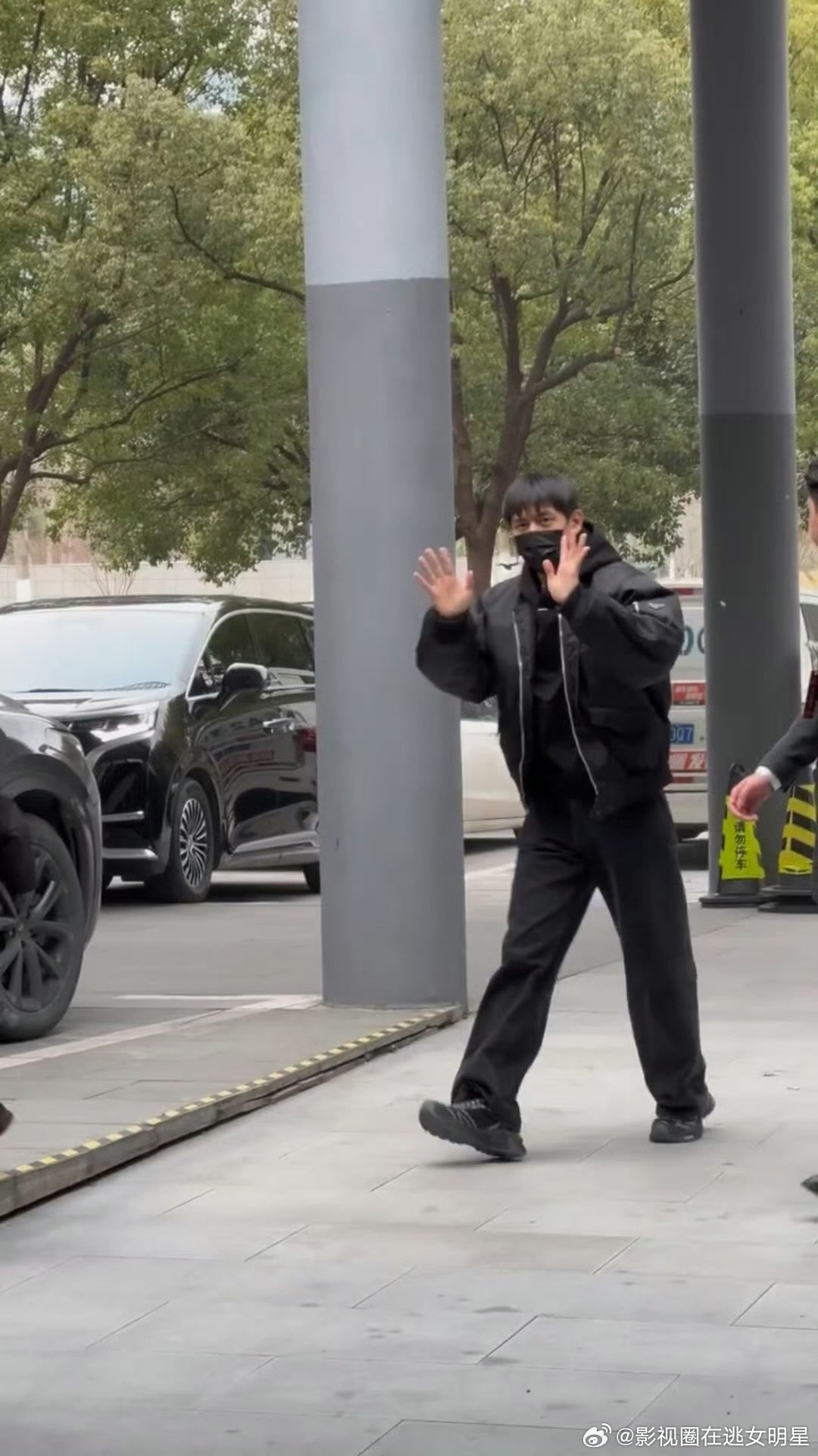 阿里偶遇李现网友阿里偶遇李现网友阿里偶遇李现，顺毛又乖又帅 