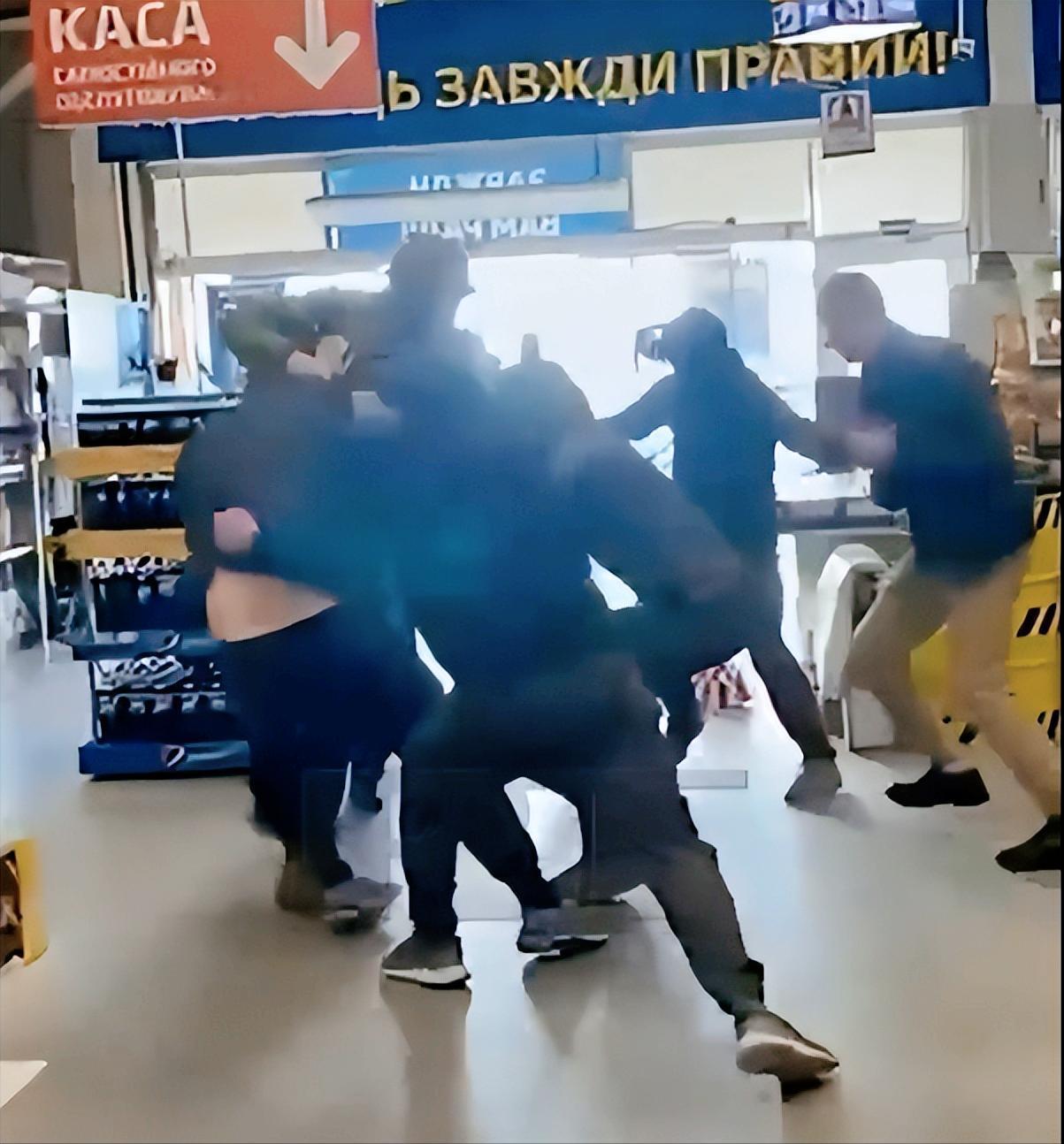 谁能想到在乌克兰，只是去商场买东西、逛个街，转眼就会被一群人连拖带拽强行带走，最