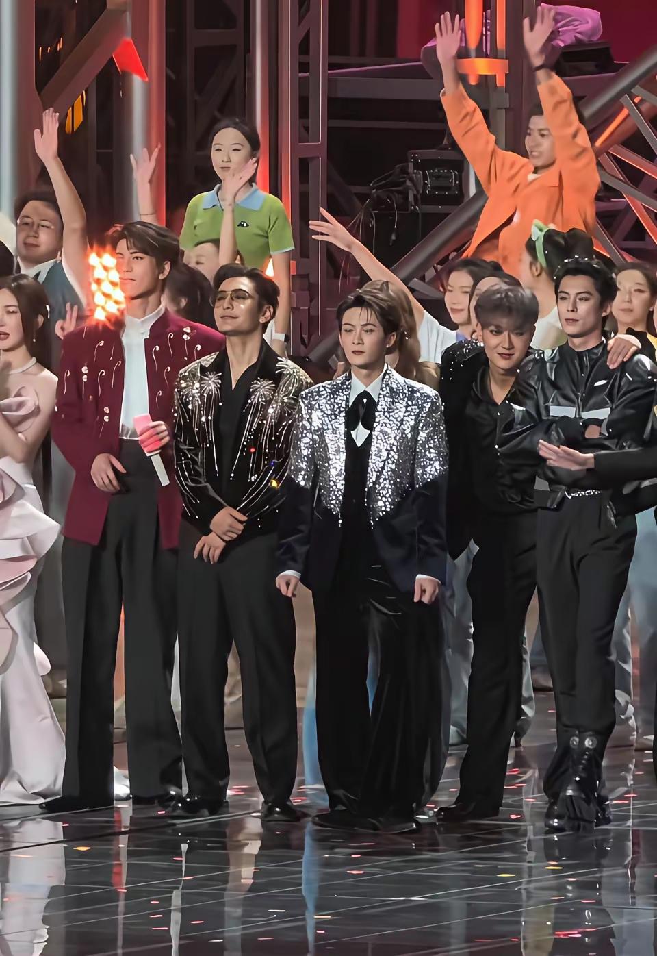 张凌赫这身高是开了挂吧？192cm往那一站，跟黄晓明同框，画面简直是“公开处刑”