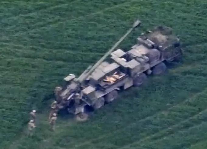 终于开窍了，俄军最新型卡车炮首次上战场。

乌军侦察无人机首次拍摄到了俄军最新型