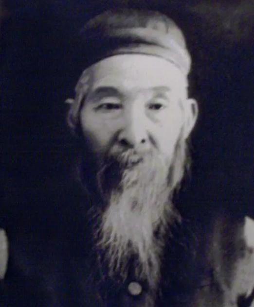 1920年，板垣一雄不服“天下第一手”孙禄堂，于是亲自上门挑战。60岁的孙禄堂一