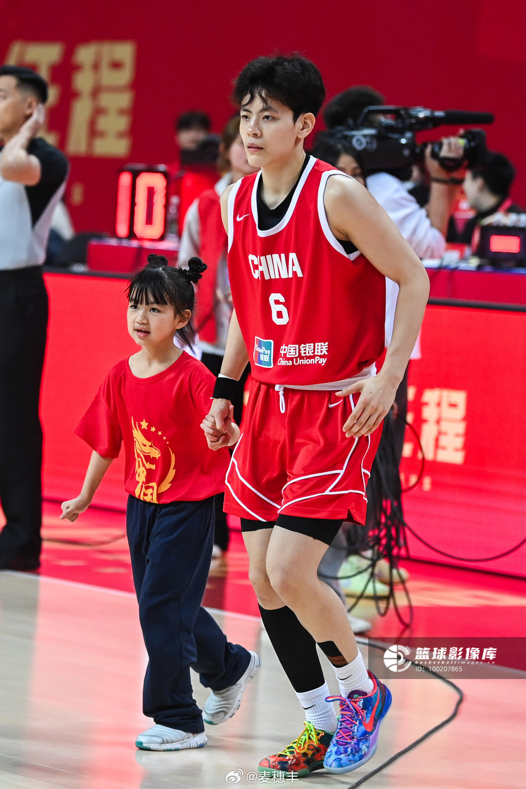 杨舒予今天过生日，她在跟巴西女篮的热身赛里拿到6分4篮板2助攻。中国女篮再胜巴西