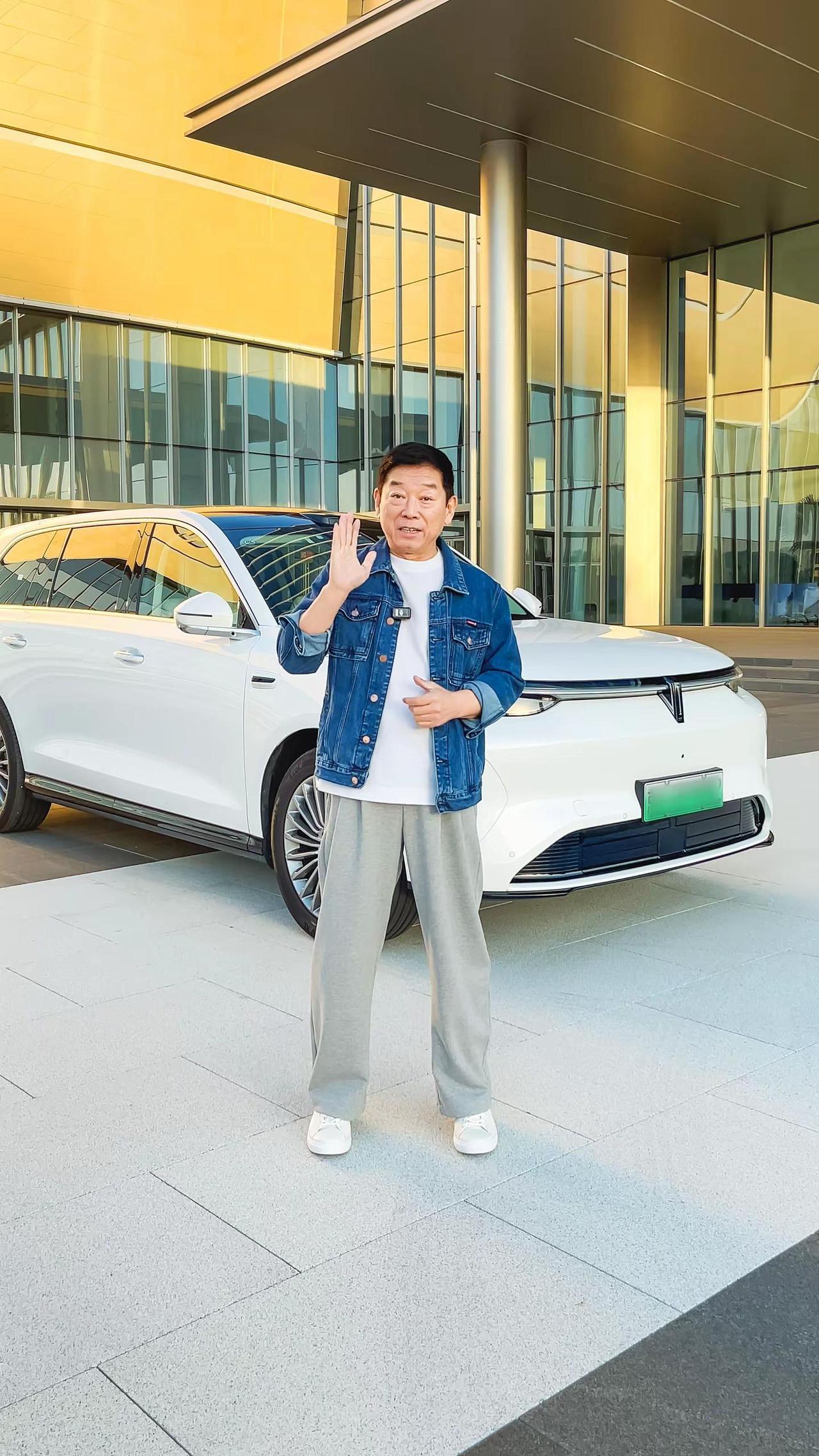 到南京了，期待一下明天的新旅程。白色的魏牌V9X，你在路上遇到了吗？自驾偶遇魏建