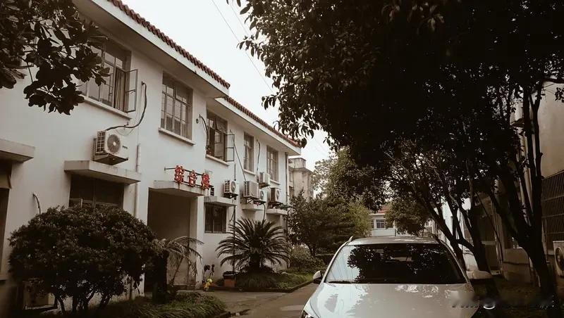 我觉得年老了我不会入住养老院。以前“养儿防老”观念深入人心，养老院被视为“无人养