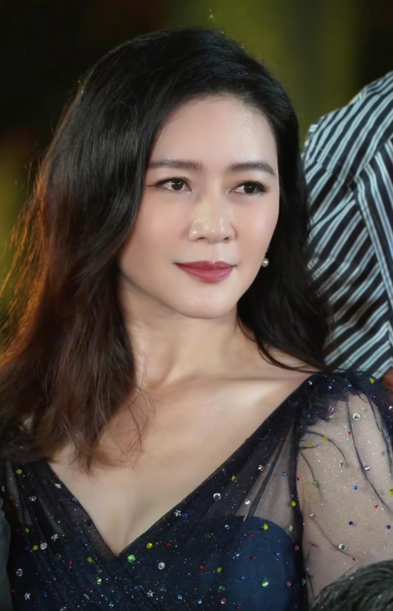 想想她以前，那资源，不得了，好多人都觉得她以后肯定能成大腕，脸上也有光，谁知道现
