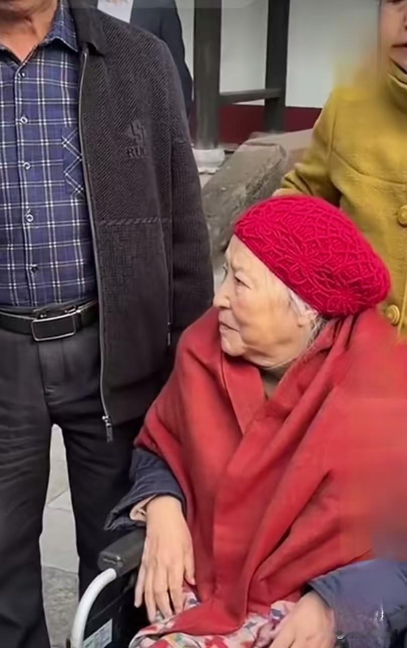 91岁的贺龙长女回到老家时，得乡亲们热情的欢迎，开心得像个孩子！

贺捷生是贺龙