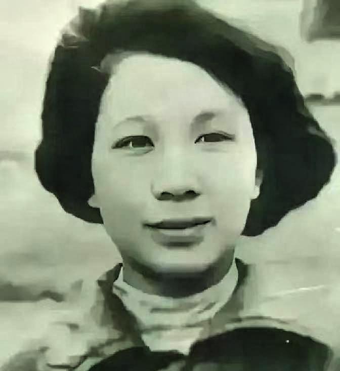 她在枪响前倒地装死，没多久特务进来补枪。甚至，用枪托捅她的腰部。而她，紧张的不敢